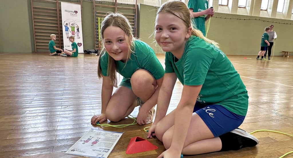 Die Vierklässlerinnen Hanna (links), 10 Jahre, und Lilli, 9 Jahre, studieren die neue Übung und holen dabei etwas Luft.