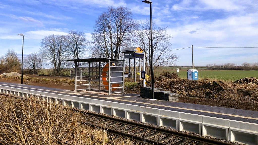 Der Bahnhaltepunkt Ditfurt im Vorharz hat einen neuen Bahnsteig bekommen. Er ist aber noch nicht freigegeben. 