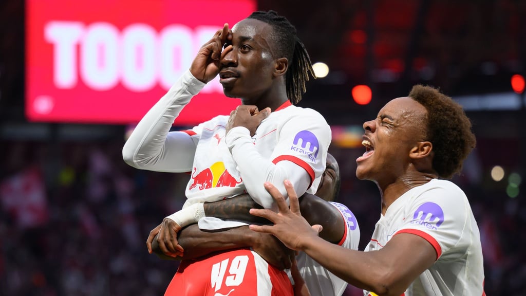 Starke Debüt-Saison in der Bundesliga: Yan Diomande (l) von RB Leipzig. (Archivbild)