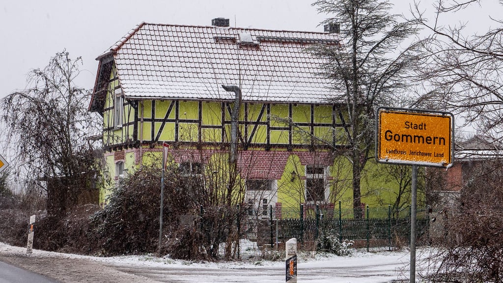 Im ehemaligen Waldschlösschen, Ansässigen auch als Martha Müller bekannt, direkt am Ortseingang von Gommern aus Richtung Magdeburg kommend, hat die beschuldigte 62-Jährige Halterin zahlreiche Hunde verwahrlosen lassen, die dann vom Landkreis beschagnahmt worden sind.