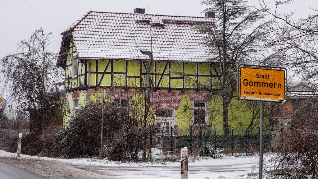 Im ehemaligen Waldschlösschen, Ansässigen auch als Martha Müller bekannt, direkt am Ortseingang von Gommern aus Richtung Magdeburg kommend, hat die beschuldigte 62-Jährige Halterin zahlreiche Hunde verwahrlosen lassen, die dann vom Landkreis beschagnahmt worden sind.