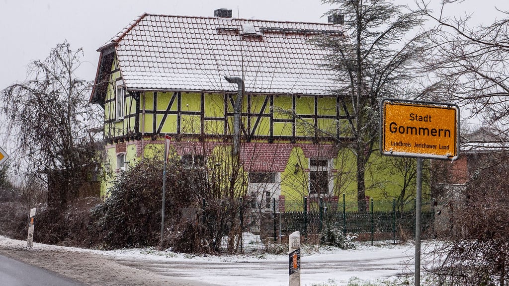 Im ehemaligen Waldschlösschen, Ansässigen auch als Martha Müller bekannt, direkt am Ortseingang von Gommern aus Richtung Magdeburg kommend, hat die beschuldigte 62-Jährige Halterin zahlreiche Hunde verwahrlosen lassen, die dann vom Landkreis beschagnahmt worden sind.