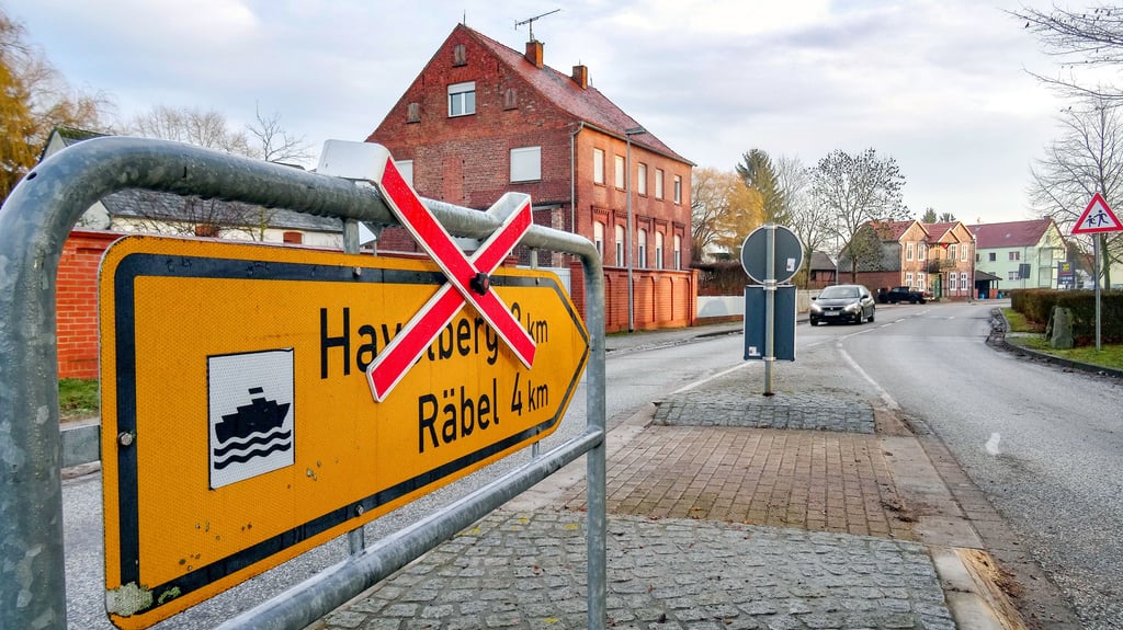 Aktuell, im Januar 2026, fällt die Räbeler Fähre wegen Eisgangs aus. Ab April kommt man wegen der L2-Vollsperrung nur über größere Umwege zur Fähre. Die Stadt rechnet mit massiven finanziellen Einbußen.