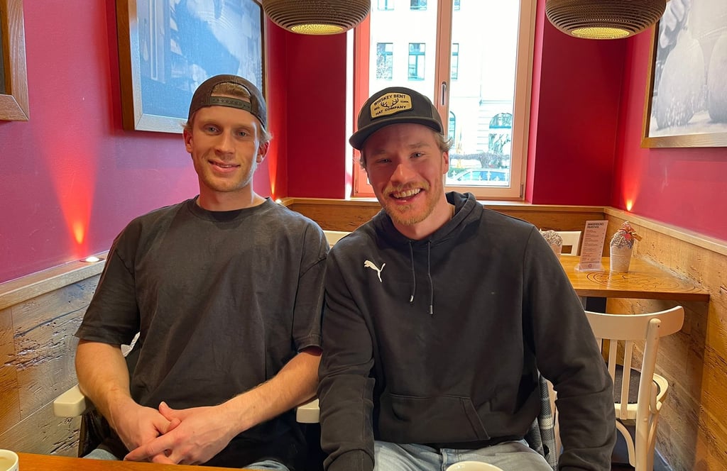 Brett Schaefer (l.) und Aaron Reinig beim Interview mit der MZ in einem Café in Halles Innenstadt