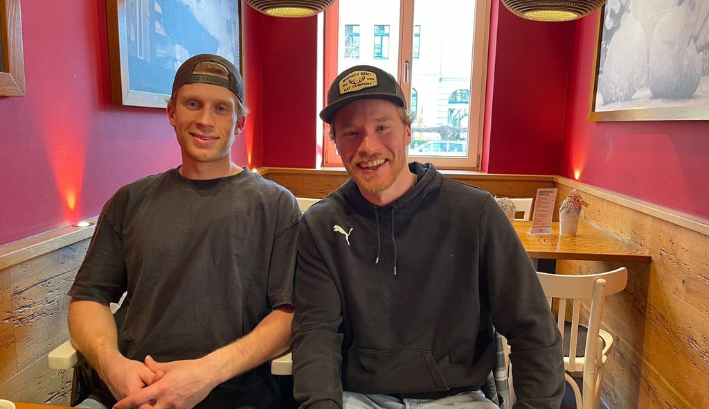 Brett Schaefer (l.) und Aaron Reinig beim Interview mit der MZ in einem Café in Halles Innenstadt