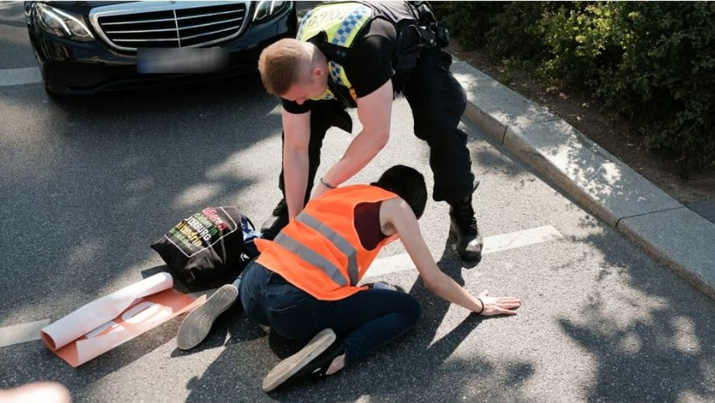 Ein Mitglied der „Letzten Generation“ versucht im Juni 2023 ähnlich wie in Halle eine Straße zu blockieren (Symbolfoto).