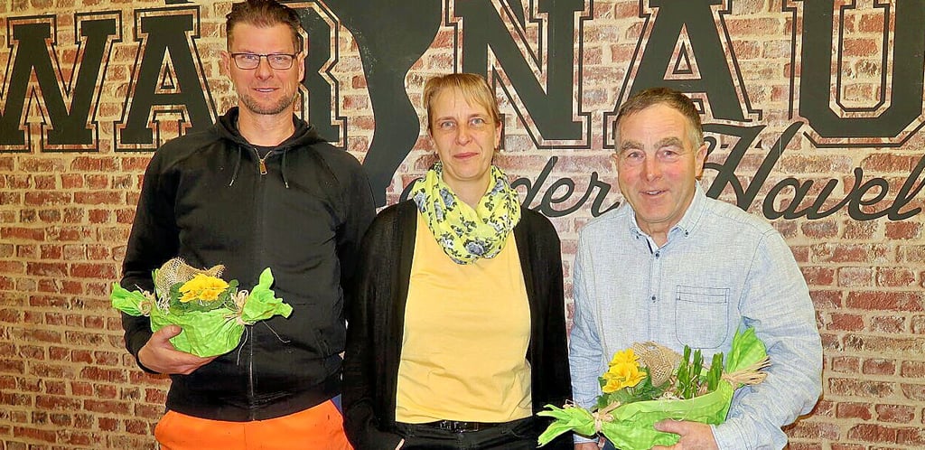 Liane Meißner von der Stadt Havelberg gratuliert dem neuen Ortsbürgermeister Harald Henningsen (rechts) und seinem Stellvertreter Jörg Busack.