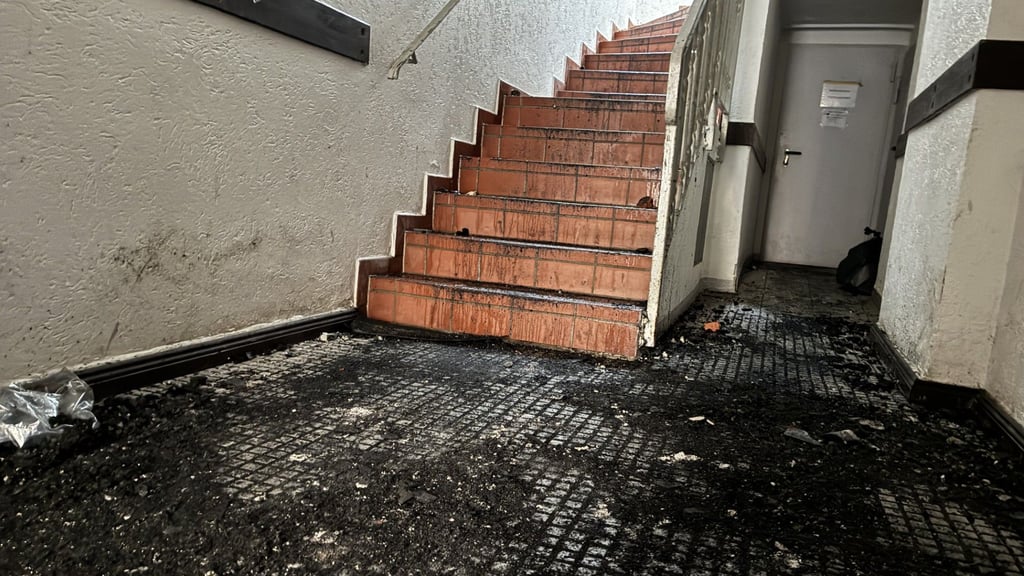 Nach dem Brand in der Sternstraße 7 ist das Treppenhaus übersät von Ruß und Überbleibseln des Feuers.