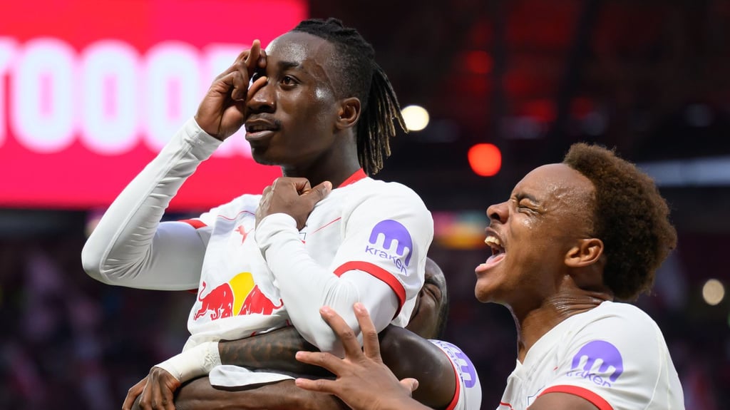Starke Debüt-Saison in der Bundesliga: Yan Diomande (l.) von RB Leipzig. (Archivbild)