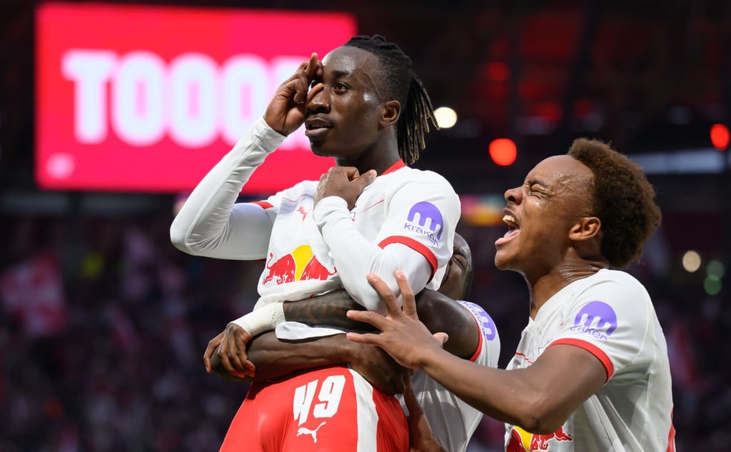 Starke Debüt-Saison in der Bundesliga: Yan Diomande (l) von RB Leipzig. (Archivbild)