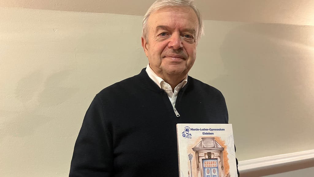 Autor Rüdiger Schülbe mit seiner Festschrift zum 480-jährigen Bestehen des Martin-Luther-Gymnasiums.