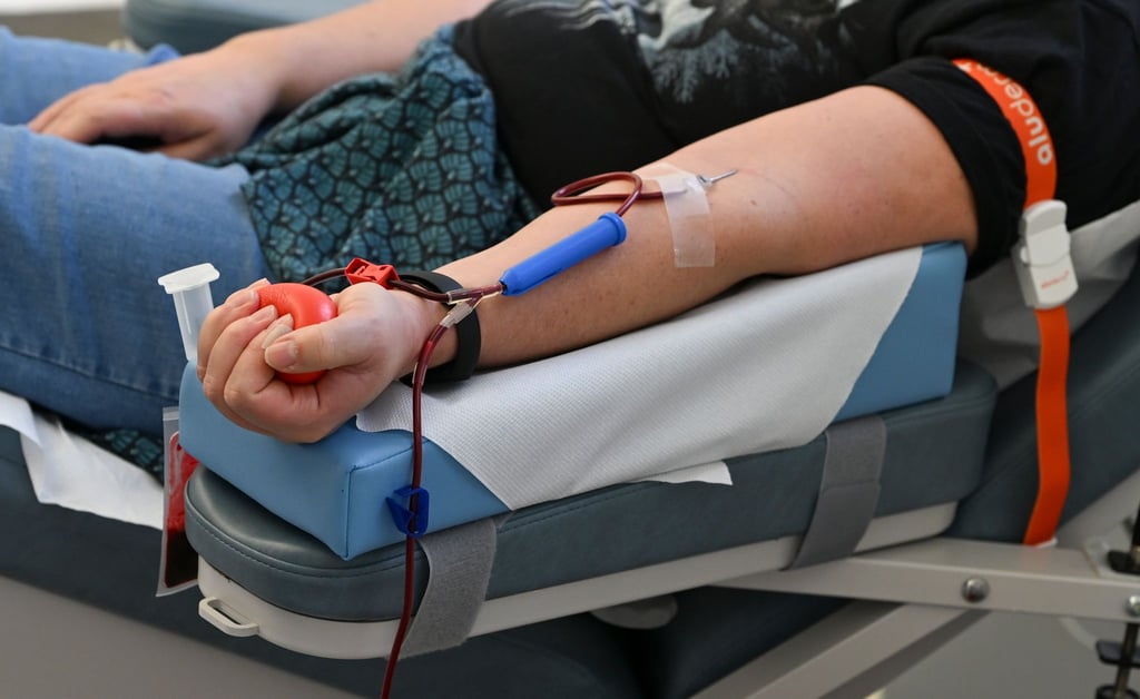 Derzeit werden die Blutkonserven knapp. Grünen-Politiker Janosch Dahmen fordert daher flexiblere Modelle für das Spenden - etwa mit Hilfe von Telemedizin.