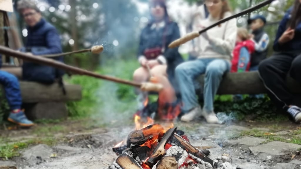 Beim beliebten Fest im Ökogarten Quedlinburg kann auch wieder  Stockbrot am offenen Feuer gebacken werden.