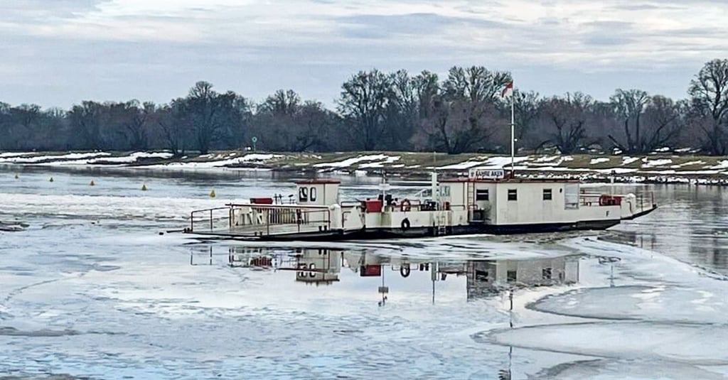 Eisgang an Elbfähre bei Steutz am Donnerstag gegen 10.30 Uhr