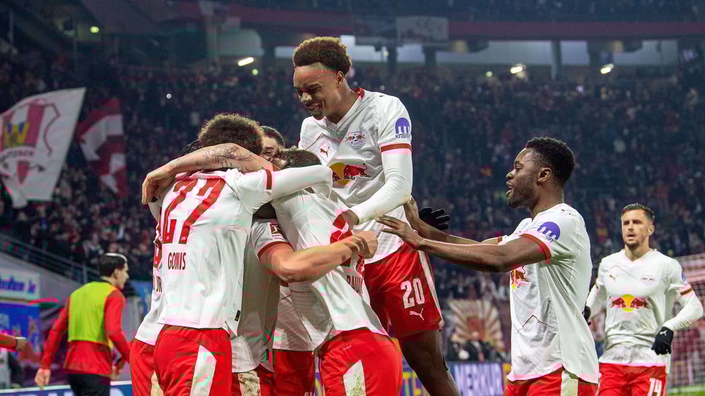 Assan Ouedraogo (2.v.r.) jubelt mit seinen Teamkollegen gegen Freiburg.