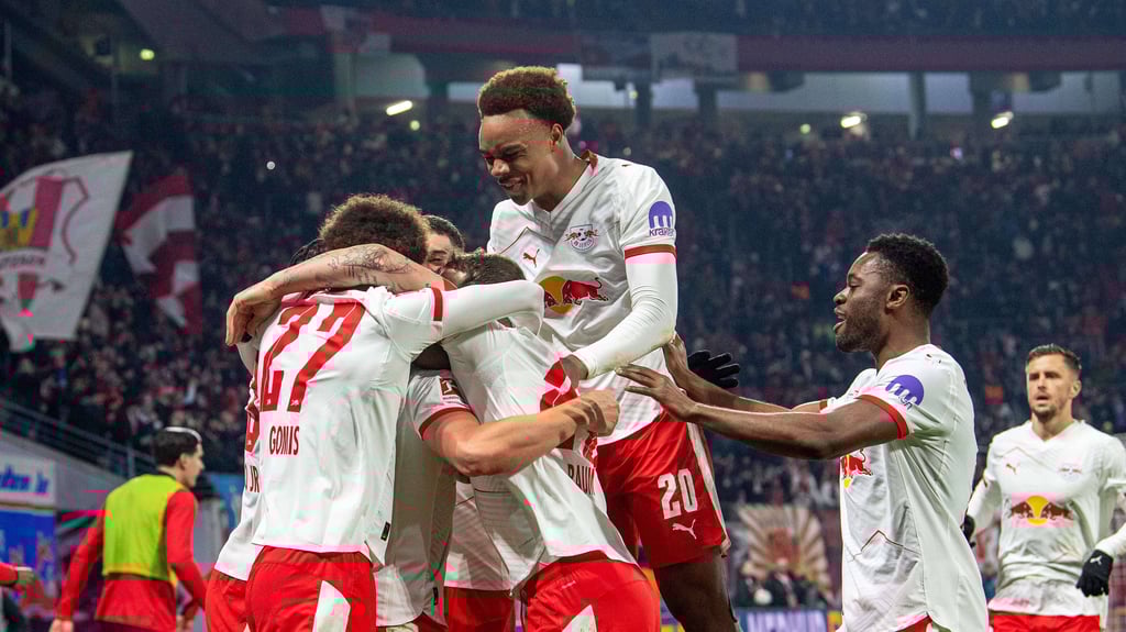 Assan Ouedraogo (2.v.r.) jubelt mit seinen Teamkollegen gegen Freiburg.