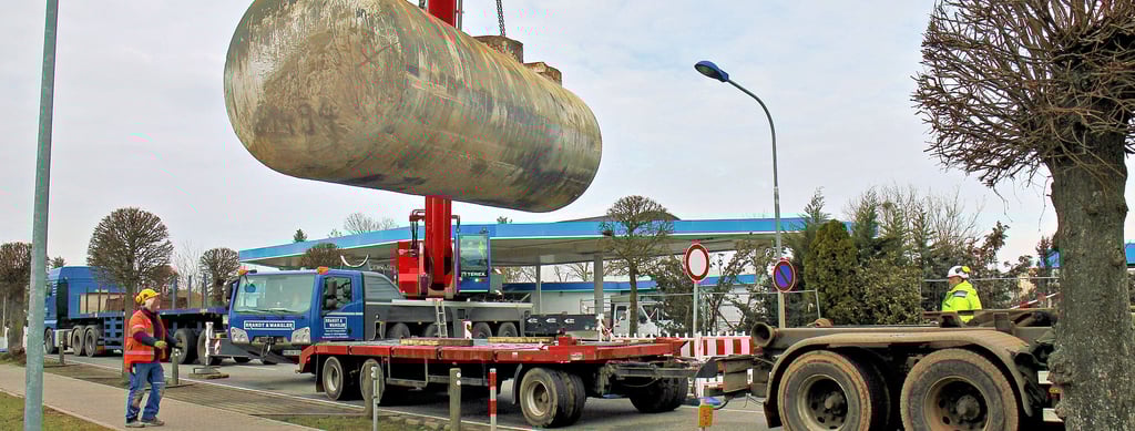 2021 wurden die alten Kraftstofftanks der früheren Aral-Tankstelle in Tangerhütte aus der Erde geholt. Für die geplante Automatentankstelle müssen  neue installiert werden.