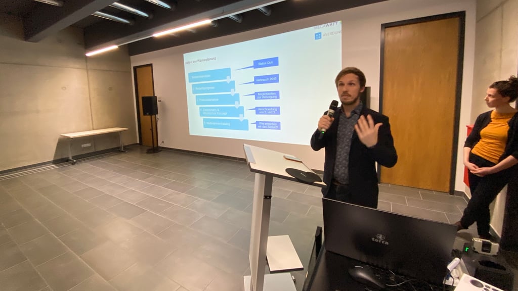 Präsentation im Haus am See: Henning Harke und Anneke Balzer von der Berliner Ingenieurgesellschaft Megawatt.