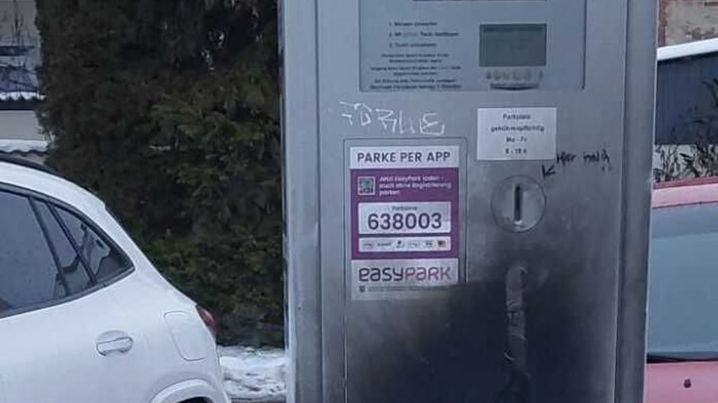 Der demolierte Parkscheinautomat in Sangerhausen.