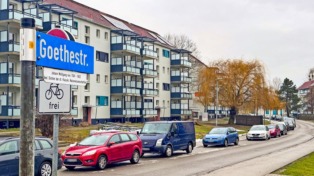 Die Goethestraße in Krondorf wird schrittweise saniert, nach modernisierten Balkonen sollen hier auch neue Parkplätze  entstehen.