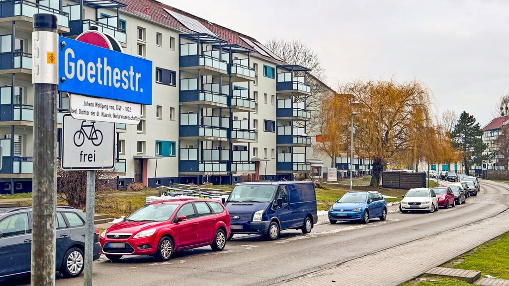 Die Goethestraße in Krondorf wird schrittweise saniert, nach modernisierten Balkonen sollen hier auch neue Parkplätze  entstehen.