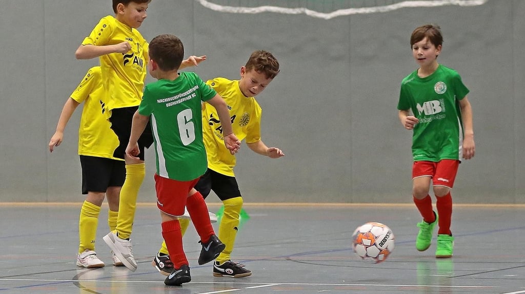 Bei der Hallensportwoche in Oschersleben waren die Spieler der F‑Jugend bemüht, den Ball in den eigenen Reihen zu halten.