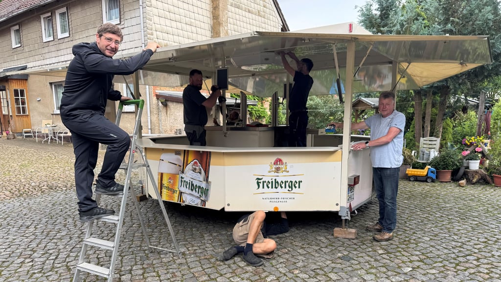 Nach dem Erfolg des ersten Lüttgenröder Heimatfests folgt im August 2026 die zweite Auflage: Eric Kiene hier bei den Vorbereitungen im Sommer 2025, gemeinsam mit Tino Kauf, Conny Michler, Jens Schlenkermann, Clemens Düfert und Holger Fricke (v. l.).