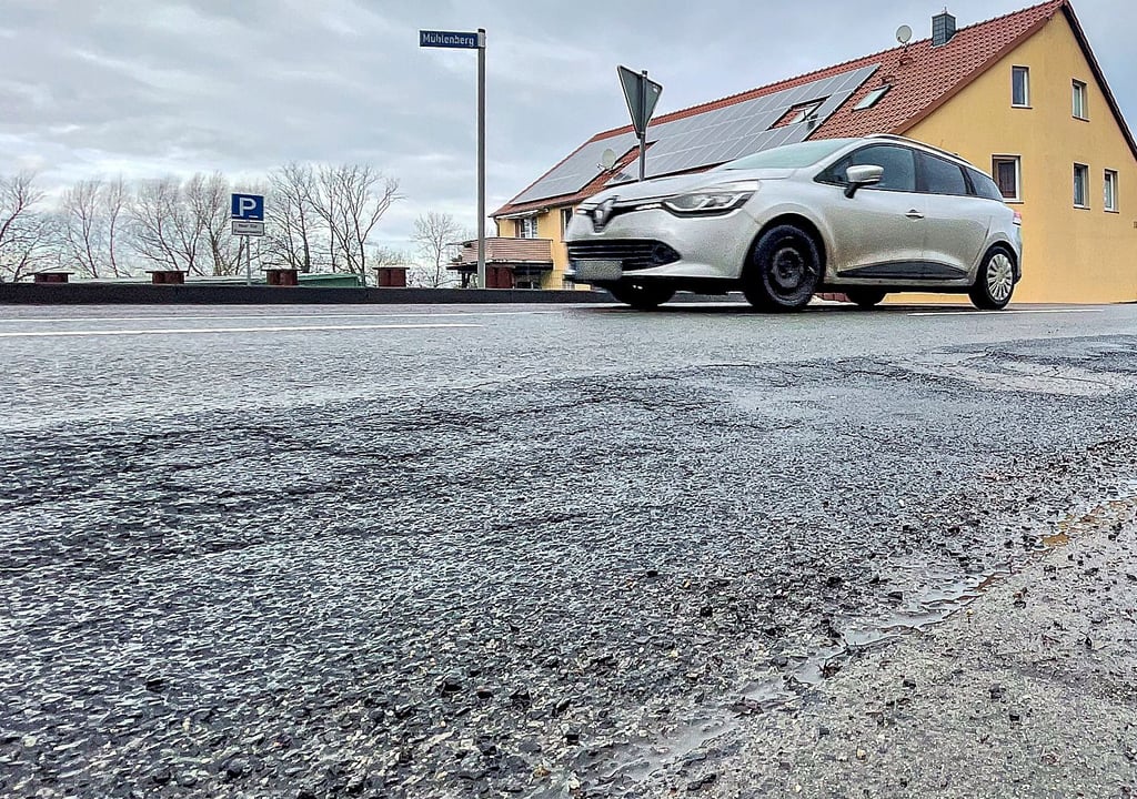 Die L60, die Ortsdurchfahrt Ladeburg, ist durch den vielen Verkehr stark gebeutelt. Daher soll sie in diesem Jahr saniert werden. 