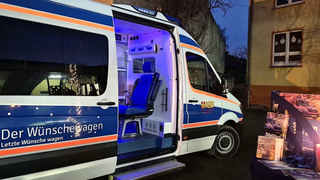 Der ASB-Wünschewagen Sachsen-Anhalt stand interessierten Besuchern des Westerhäuser Weihnachtscountdowns offen.