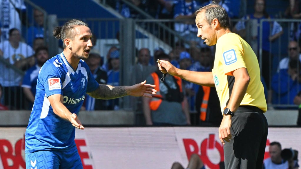 FCM-Leader Baris Atik (li.) und Schiedsrichter Patrick Alt.