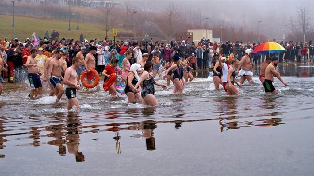 191 Mutige kamen 2025 zum Anbaden an den Geiseltalsee nach Stöbnitz. Nun werden mehr als 200 Starter erwartet.