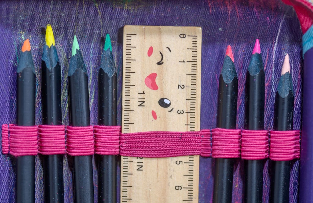 Lineale stecken in vielen Federtaschen von Schülerinnen und Schülern. (Symbolfoto)