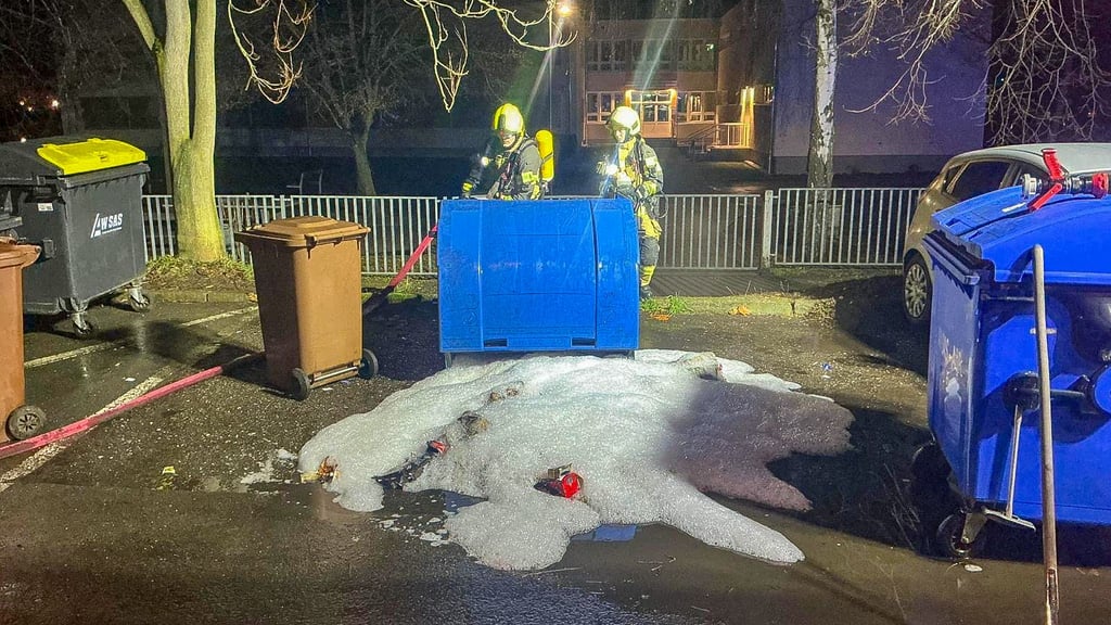 Die Feuerwehr rückte am Donnerstagabend in Zeitz erneut zu Bränden von Abfallbehältern aus.