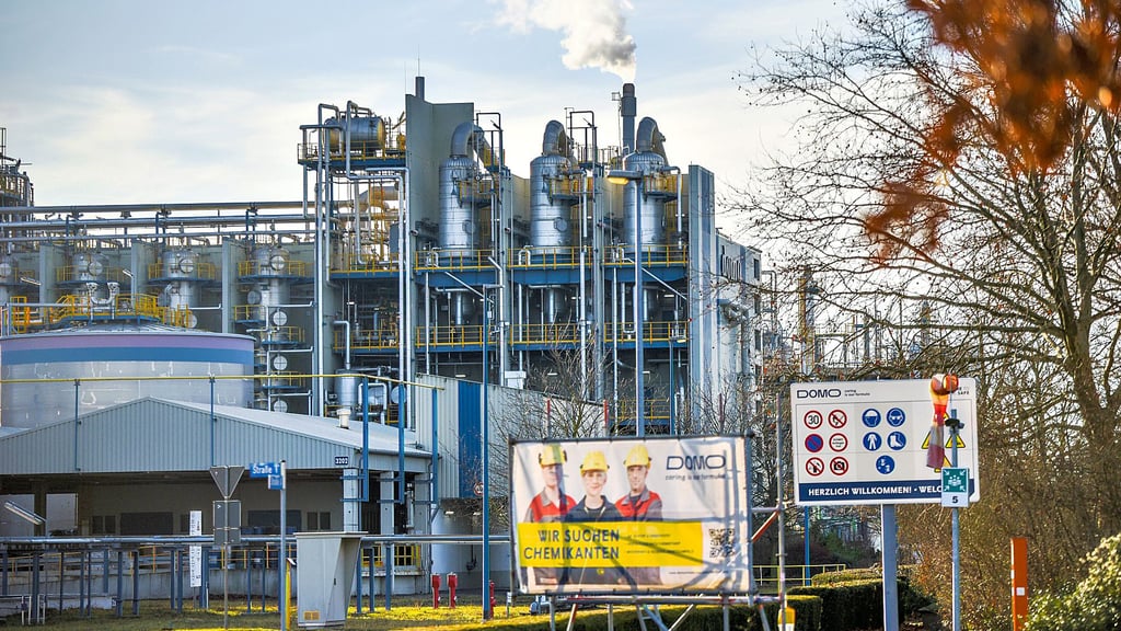 Vorerst läuft der Betrieb des Kunststoff- und Düngerherstellers Domo in Leuna auf Sparflamme weiter. Für die Mitarbeiter und die Akteure am Chemiestandort kam die Insolvenzanmeldung aus Belgien überraschend. 