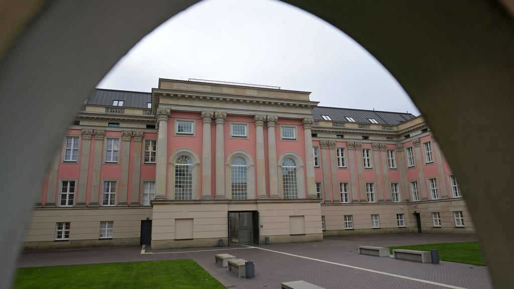 Im Landtag soll sich kritisch mit den Maßnahmen während der Corona-Pandemie auseinandergesetzt werden. (Archivbild)