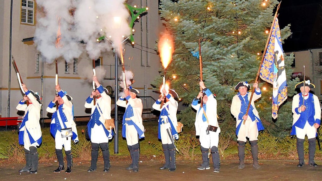 Die Schützen der Herzog-Heinrich-Gilde eröffnen das Jubiläumsjahr 800 Jahre Grafschaft Barby mit Salut. 