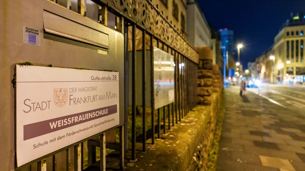 Die Schule befindet sich im Bahnhofsviertel.