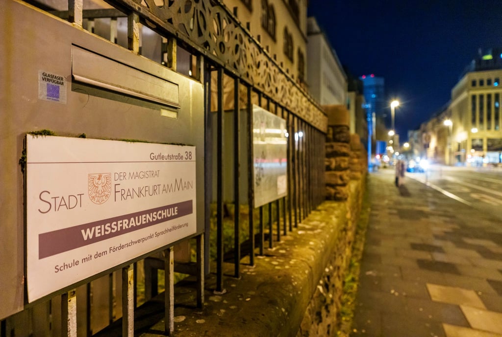 Die Schule befindet sich im Bahnhofsviertel.