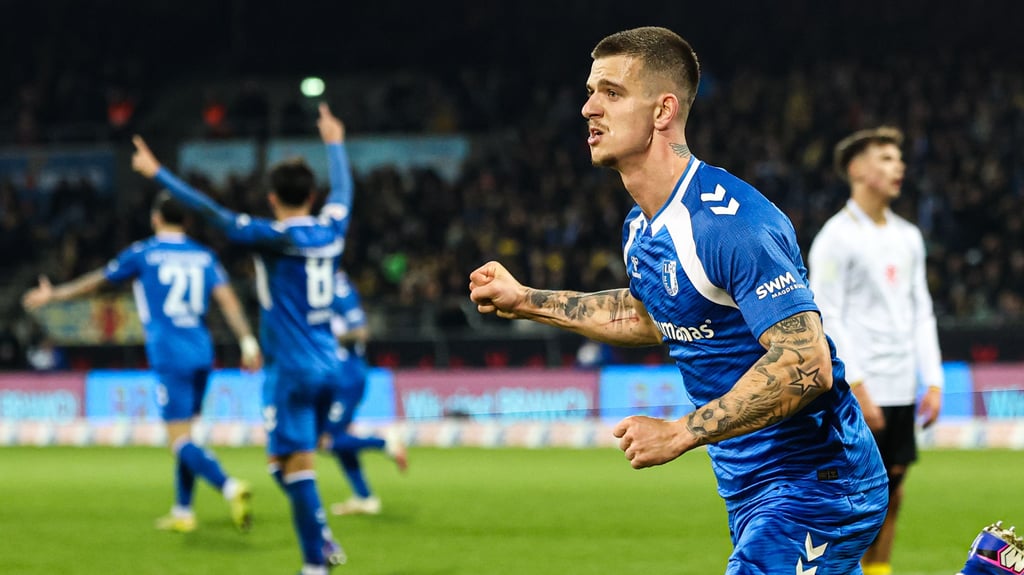 Mateusz Zukowski und seine Teamkollegen vom 1. FC Magdeburg haben Grund zur Freude.