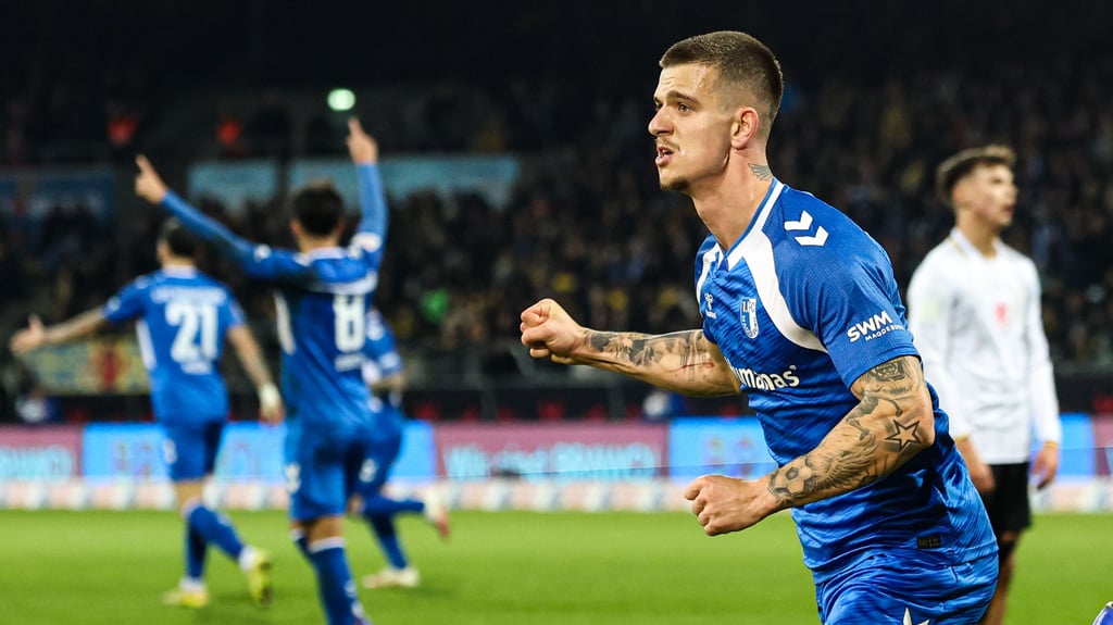 Mateusz Zukowski und seine Teamkollegen vom 1. FC Magdeburg haben Grund zur Freude.