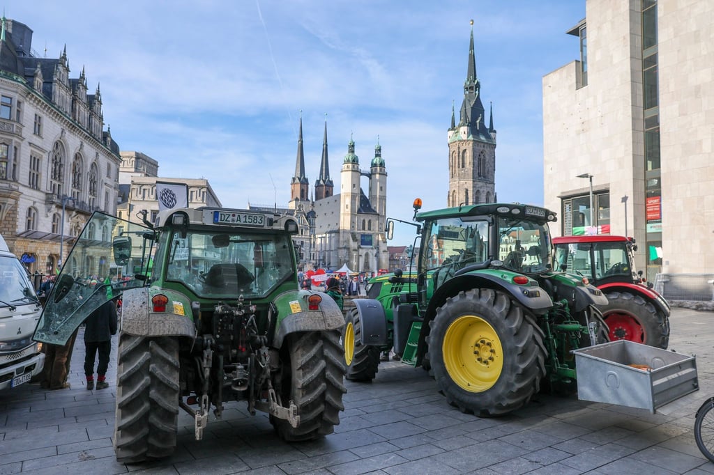 Die Landwirte hatten Traktoren auch den Marktplatz gestellt.