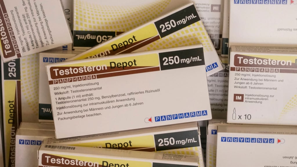 Ein Mann hat Dopingpräparate wie Testosteron zur Wohnung seiner Mutter bestellt.