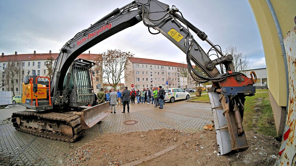 Projektstart an der Ascherslebener Oberstraße: Der Bagger steht bereit für den Rückbau. 