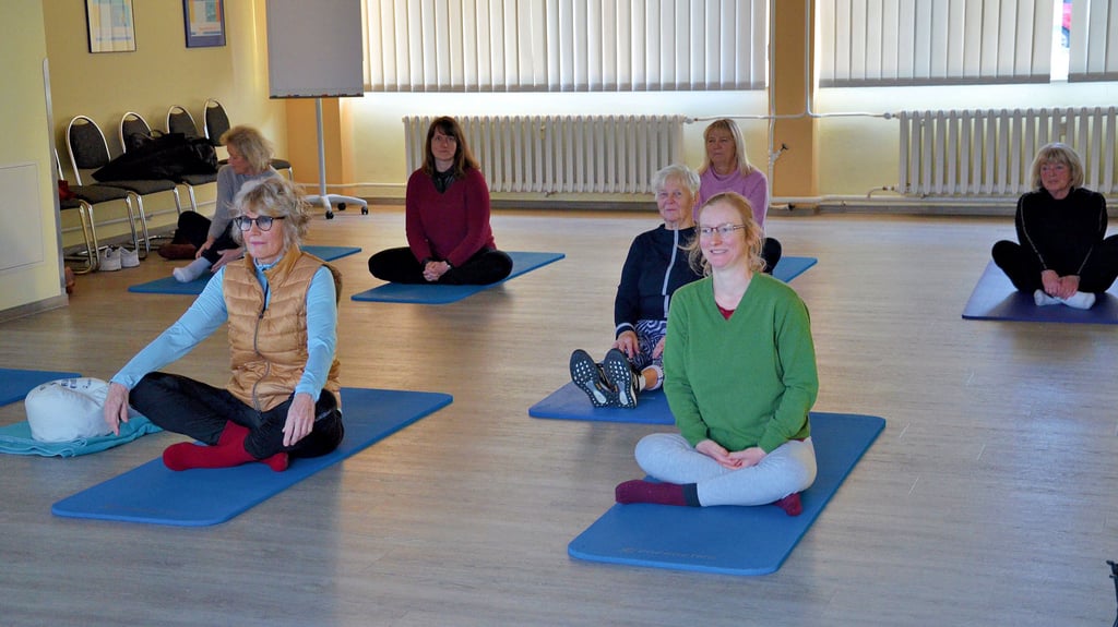 Interessentinnen nutzten den Yoga-Schnupperkurs beim Tag der offenen Tür in der Kreisvolkshochschule Salzwedel gern.