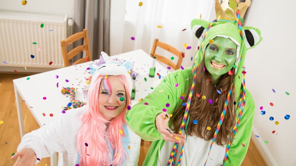 Sicher feiern statt Schadstoffe riskieren: Bei Karnevalskostüm und Schminke auf Herkunft und Qualität achten.