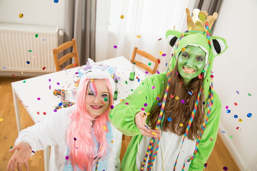 Sicher feiern statt Schadstoffe riskieren: Bei Karnevalskostüm und Schminke auf Herkunft und Qualität achten.