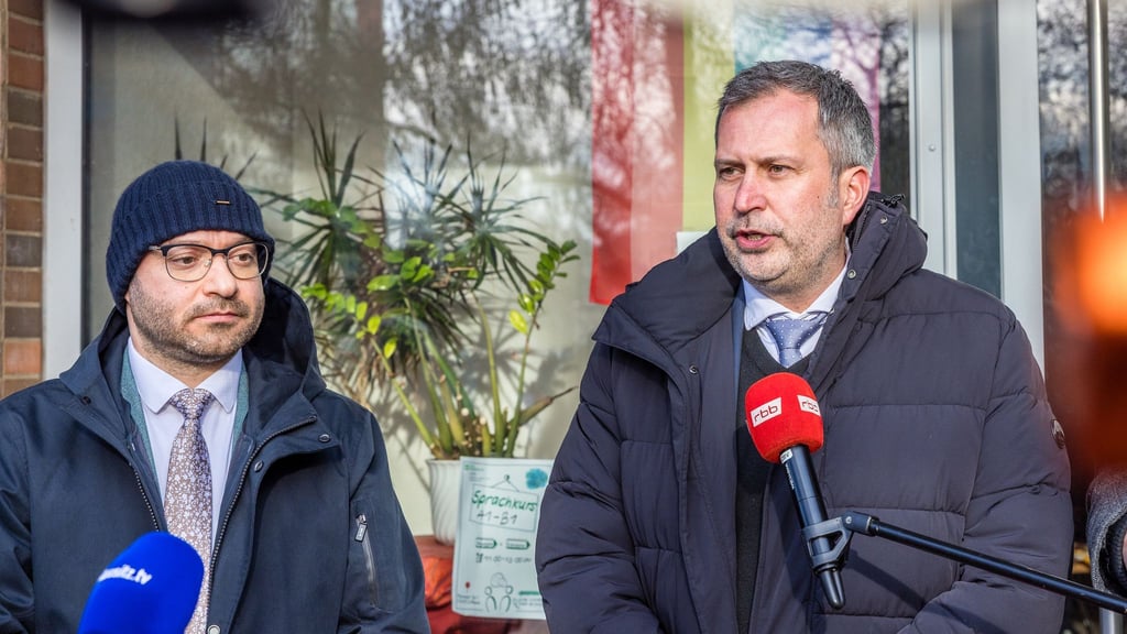 Brandenburgs Innenminister René Wilke (l) und der Cottbuser OB Tobias Schick (beide SPD) berieten über Konsequenzen aus Gewaltvorfällen an Schulen.