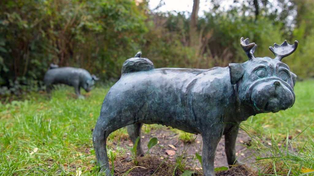 In Brandenburg an der Havel stehen 27 „Waldmöpse“ - eine Erfindung des Humoristen Loriots. Er hatte in seinem Sketch „Tierstunde - Der wilde Waldmops“ im Jahr 1972 ein „scheues Tier mit kurzem, aber kräftigem Gehörn“ skizziert.