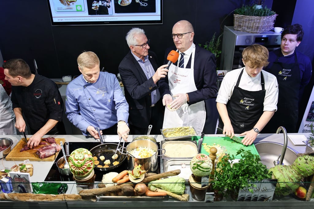Bei der Grünen Woche 2025 legte Brandenburgs Ministerpräsident Dietmar Woidke in der Showküche der Brandenburg-Halle die Kochschürze um.