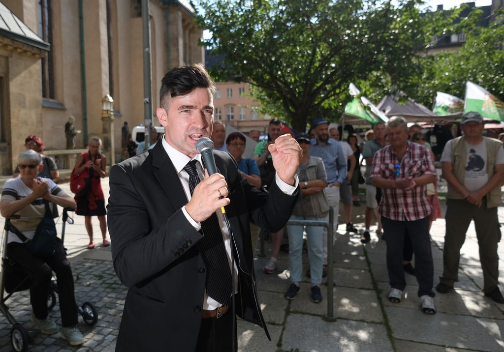 Der Rechtsextremist Martin Sellner war von der Brandenburger AfD-Landtagsabgeordneten Lena Kotré zu einer Veranstaltung eingeladen worden. (Archivbild)